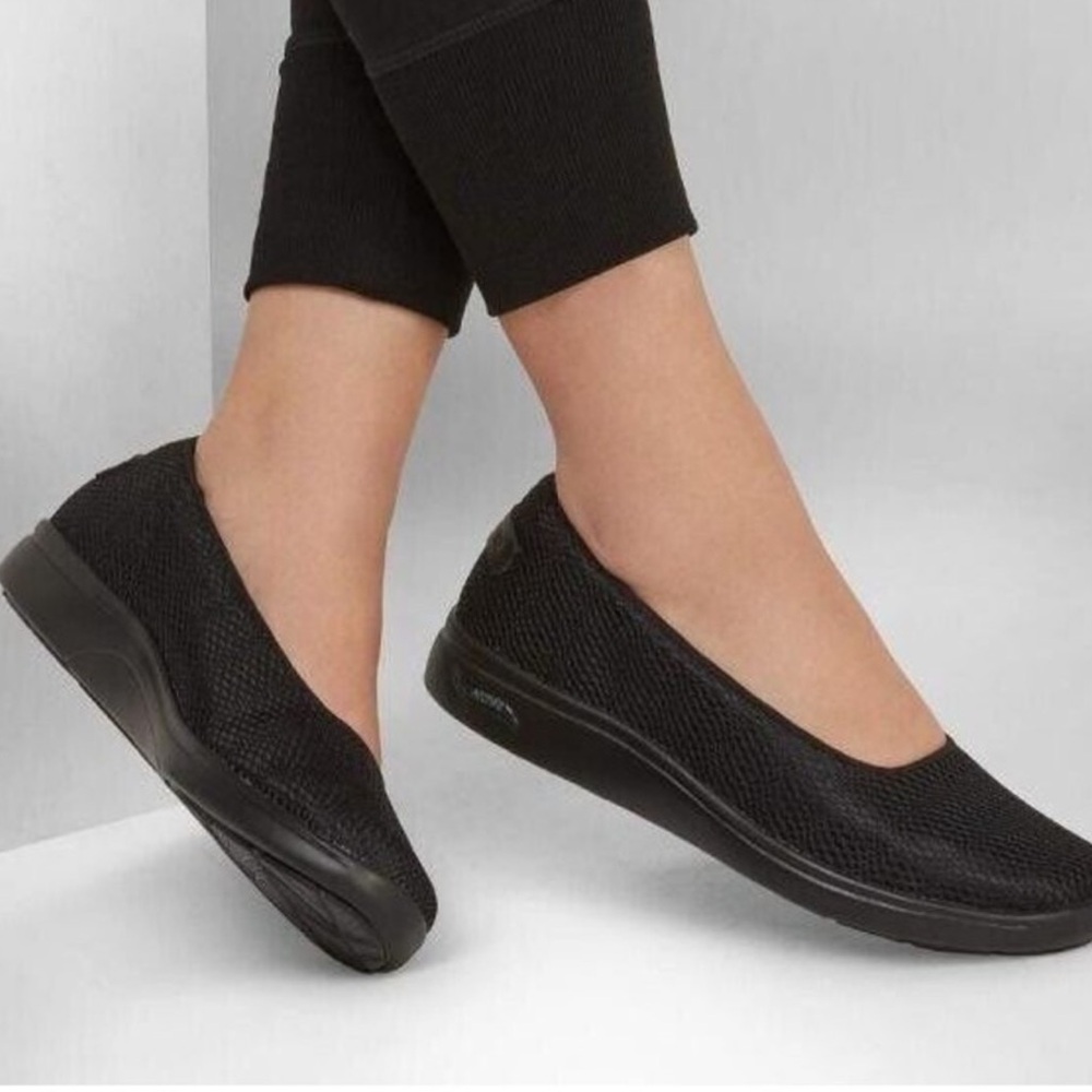 Skechers Black Slip-On Knit Flats 6.5
